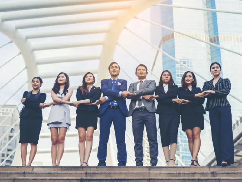 Người chơi đang xem xét các giới hạn cá cược trên máy tính, thể hiện sự kiểm soát và trách nhiệm.